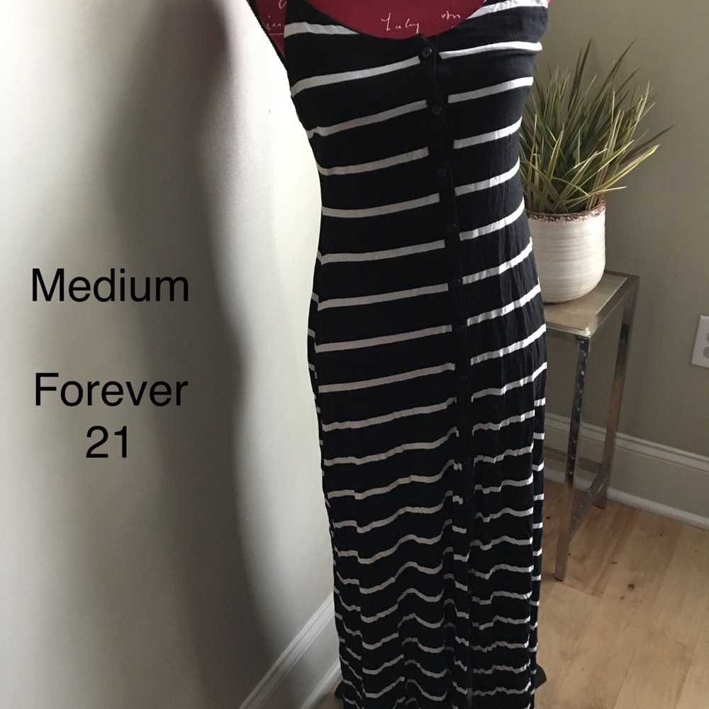Dresses - Picture 5 of 7